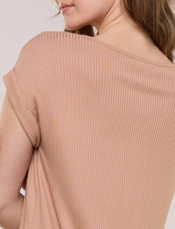 Remera Escote Con Tachas Metálicas TOSTADO