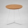 MESA LATERAL REDONDA - TAPA DE MADERA COLOR MIEL Y PIE EN METAL BLANCO MESA LATERAL REDONDA - TAPA DE MADERA COLOR MIEL Y PIE EN METAL BLANCO