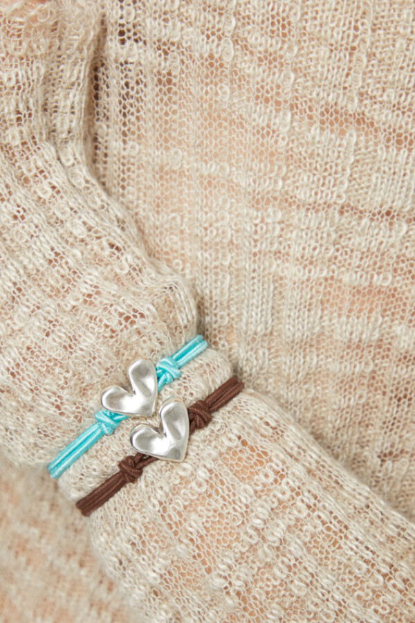 PULSERA DE HILO ELÁSTICO MARRÓN CON CORAZÓN BAÑADO EN PLATA DE LEY Pulsera