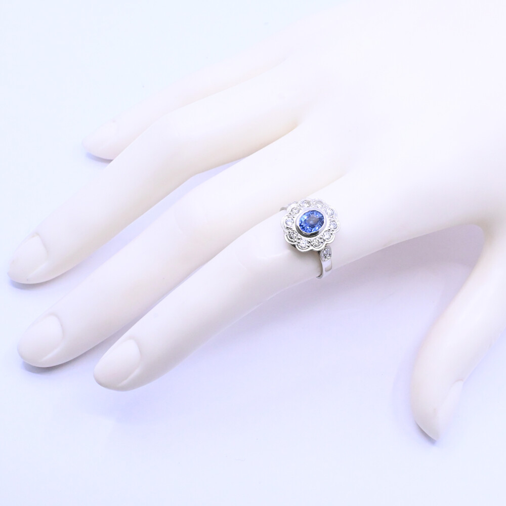 Anillo platino con brillantes y zafiro central. Anillo platino con brillantes y zafiro central.