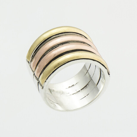 Anillo de plata 900 y double en oro 18k en dos tonos amarillo y rosado. Ancho superior 1.5 cm. Anillo de plata 900 y double en oro 18k en dos tonos amarillo y rosado. Ancho superior 1.5 cm.