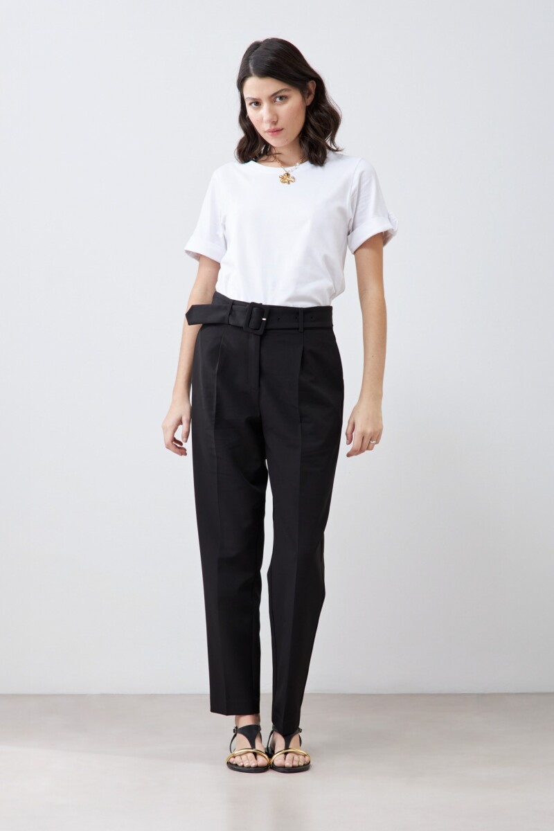 Pantalón sastrero con pinzas y cinturón negro