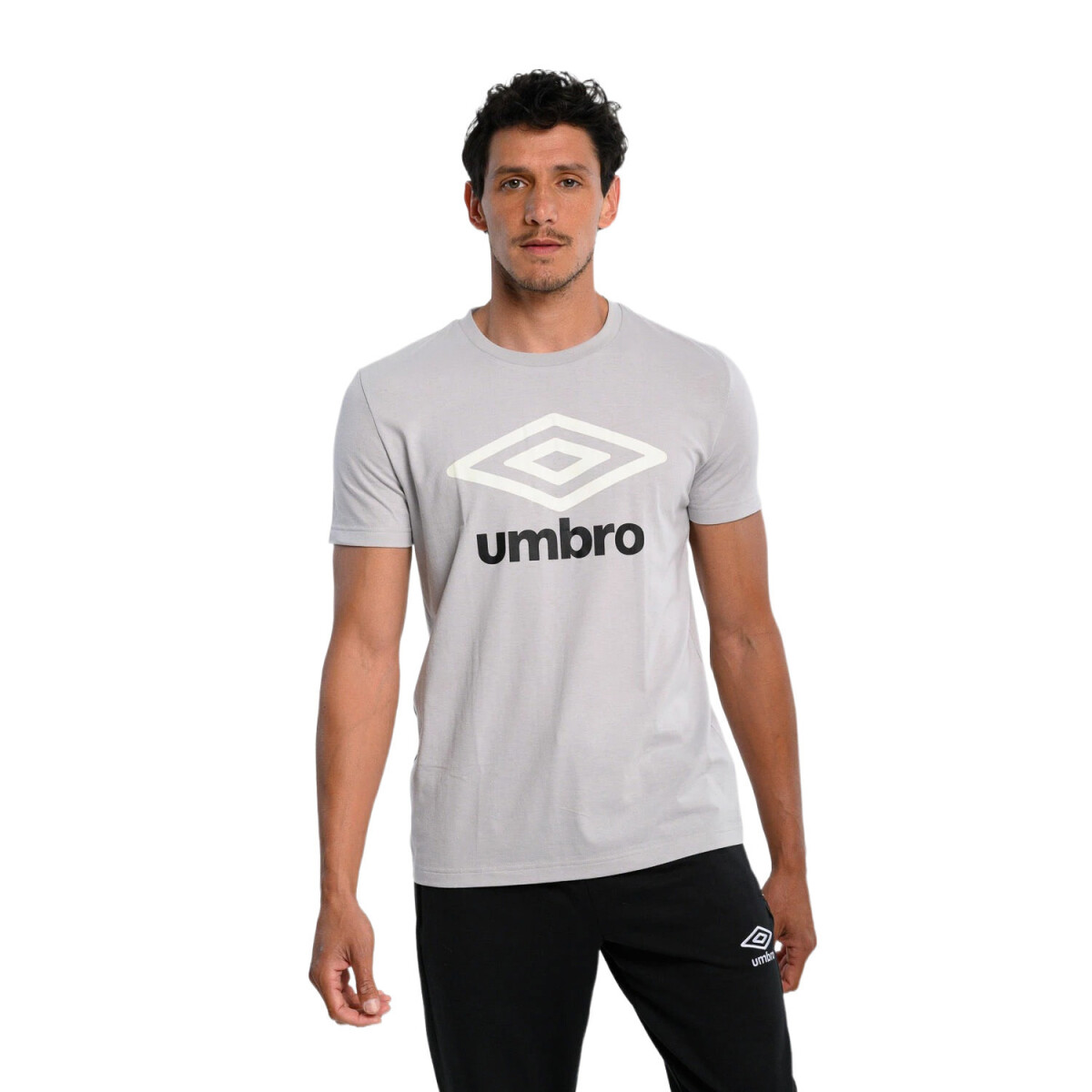 Remera de Hombre Umbro Big Logo - Gris - Negro - Blanco 