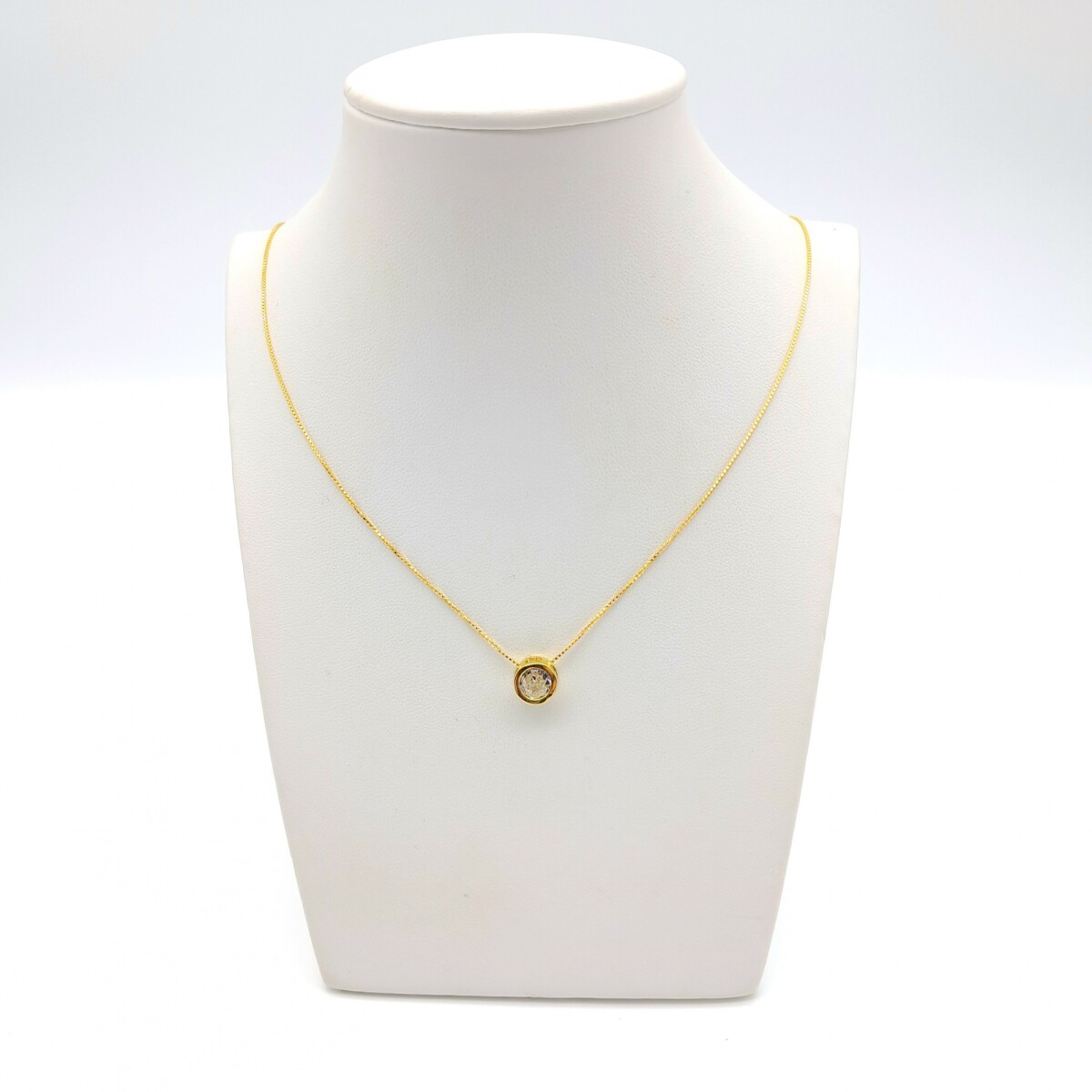 Conjunto de cadena y dije de oro 18 ktes con circonia, PUNTO DE LUZ. 