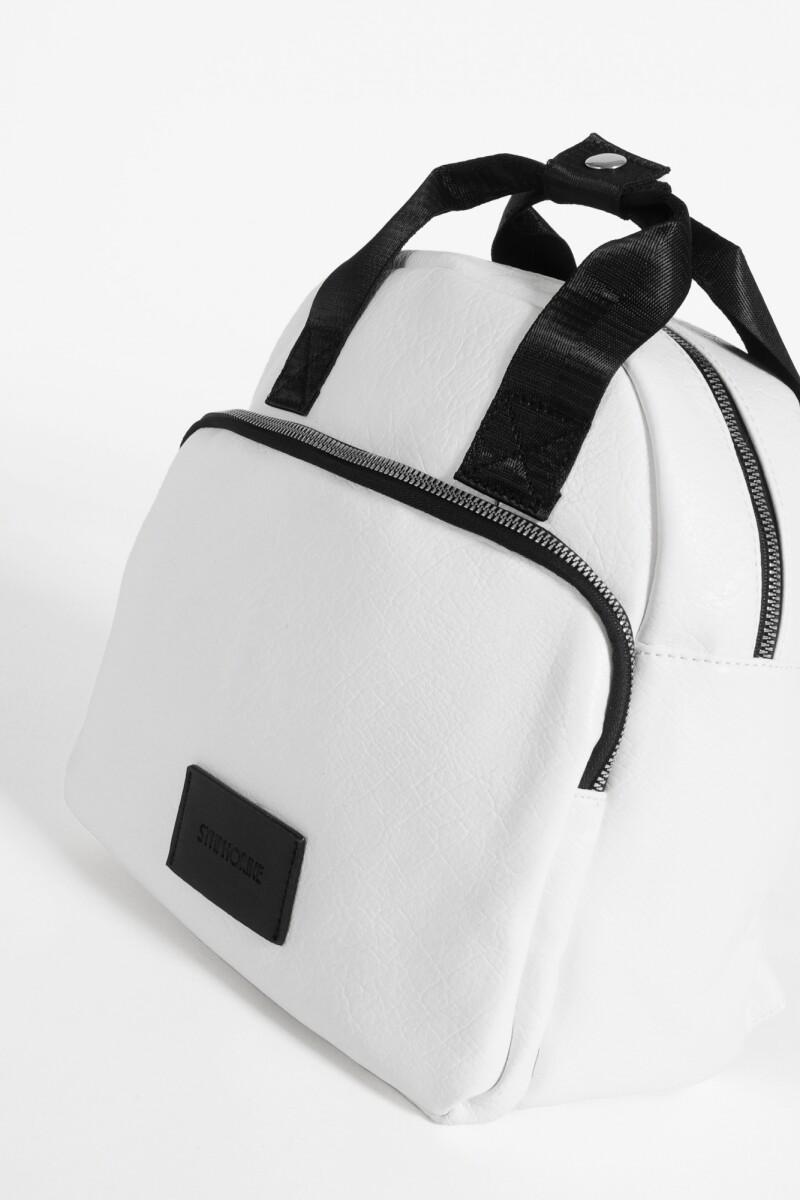Mochila con bolsillo blanco