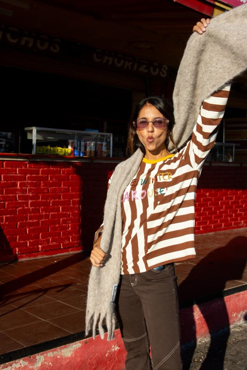 Remera Poscard MARRON