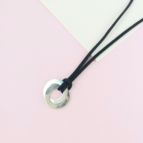 Colgante de Plata 925 con Doublé Aro Espesor 1 mm x 4mm Grabado y tiento de gamuza