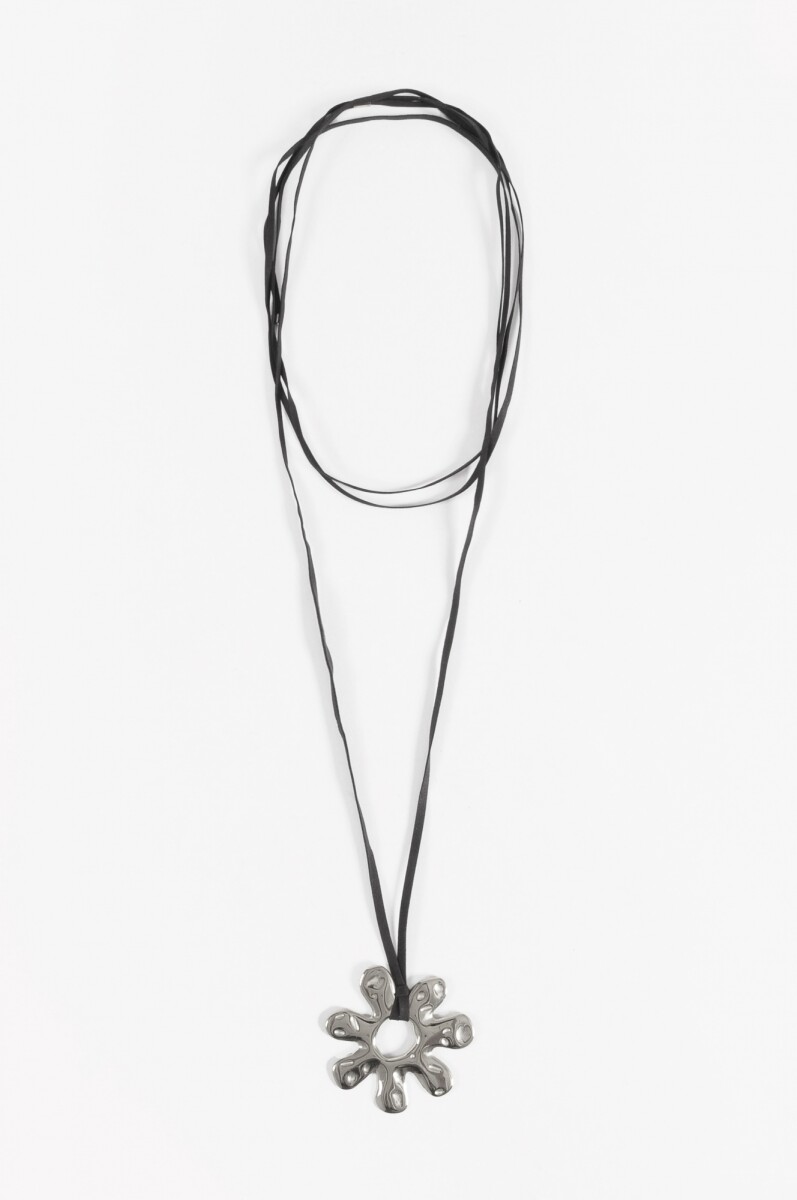 Collar cordón de suede y flor de acero - plateado 