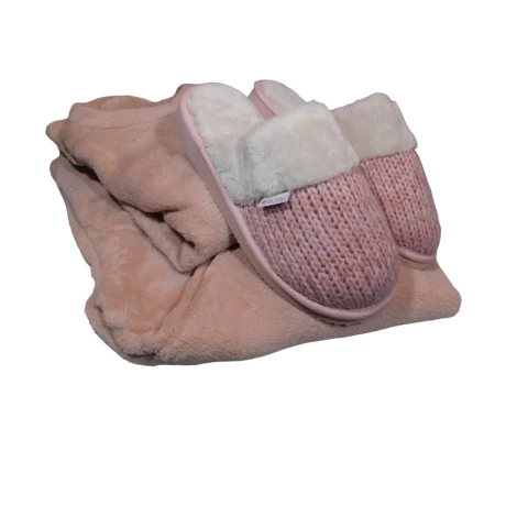 Pijama disponible en tono gris o rosado + pantufla nórdica a elección Pijama disponible en tono gris o rosado + pantufla nórdica a elección