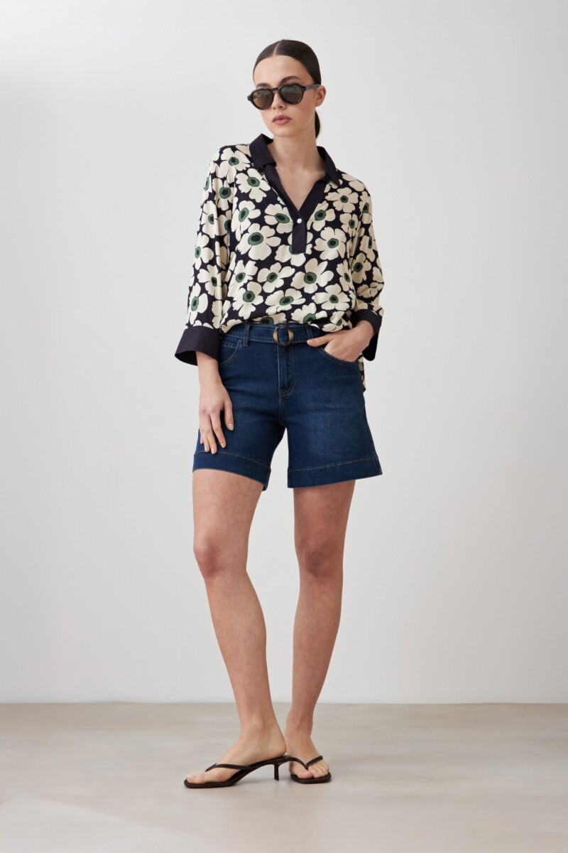 Blusa con estampa margaritas azul marino