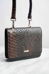Cartera Snake Texturada Marron