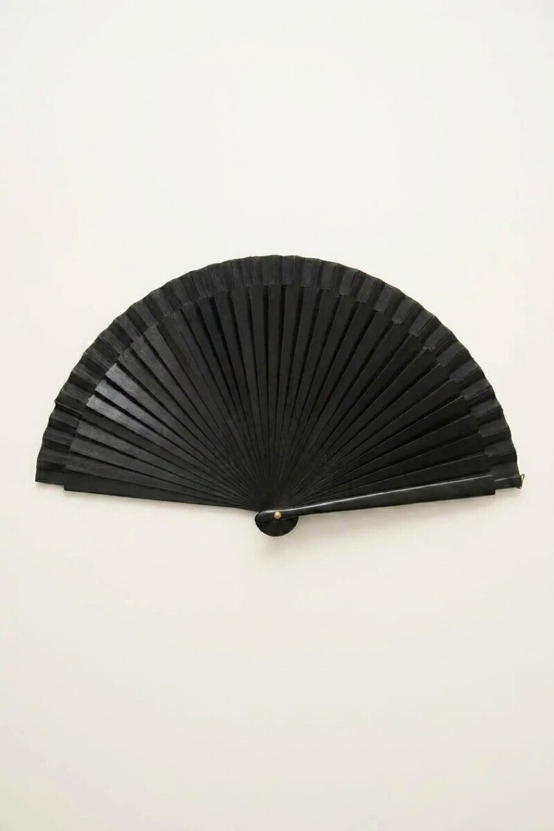 Abanico de madera negro