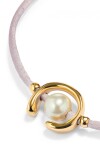 PULSERA DE HILO LILA CON PERLA SHELL FORNITURA BAÑADA EN ORO 18K. Pulsera