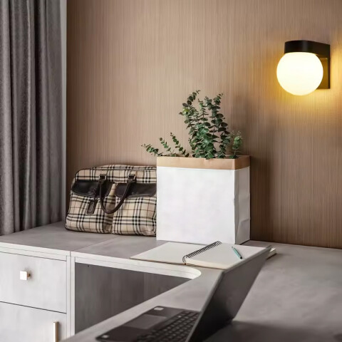 Aplique LED pared negro globo opal 3W cálido IP65 IX4538