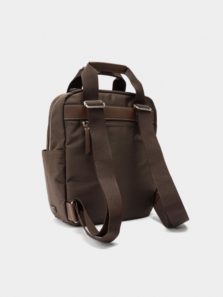 Mochila De Nylon Con Colgante marron