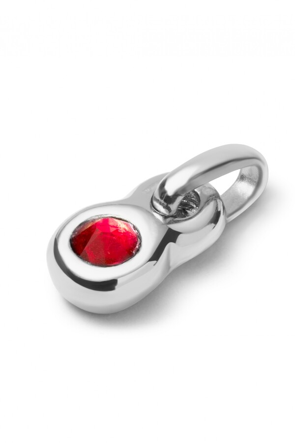 CHARM DE ALEACIÓN DE METALES BAÑADOS EN PLATA DE LEY CON CRISTAL ROJO Charm