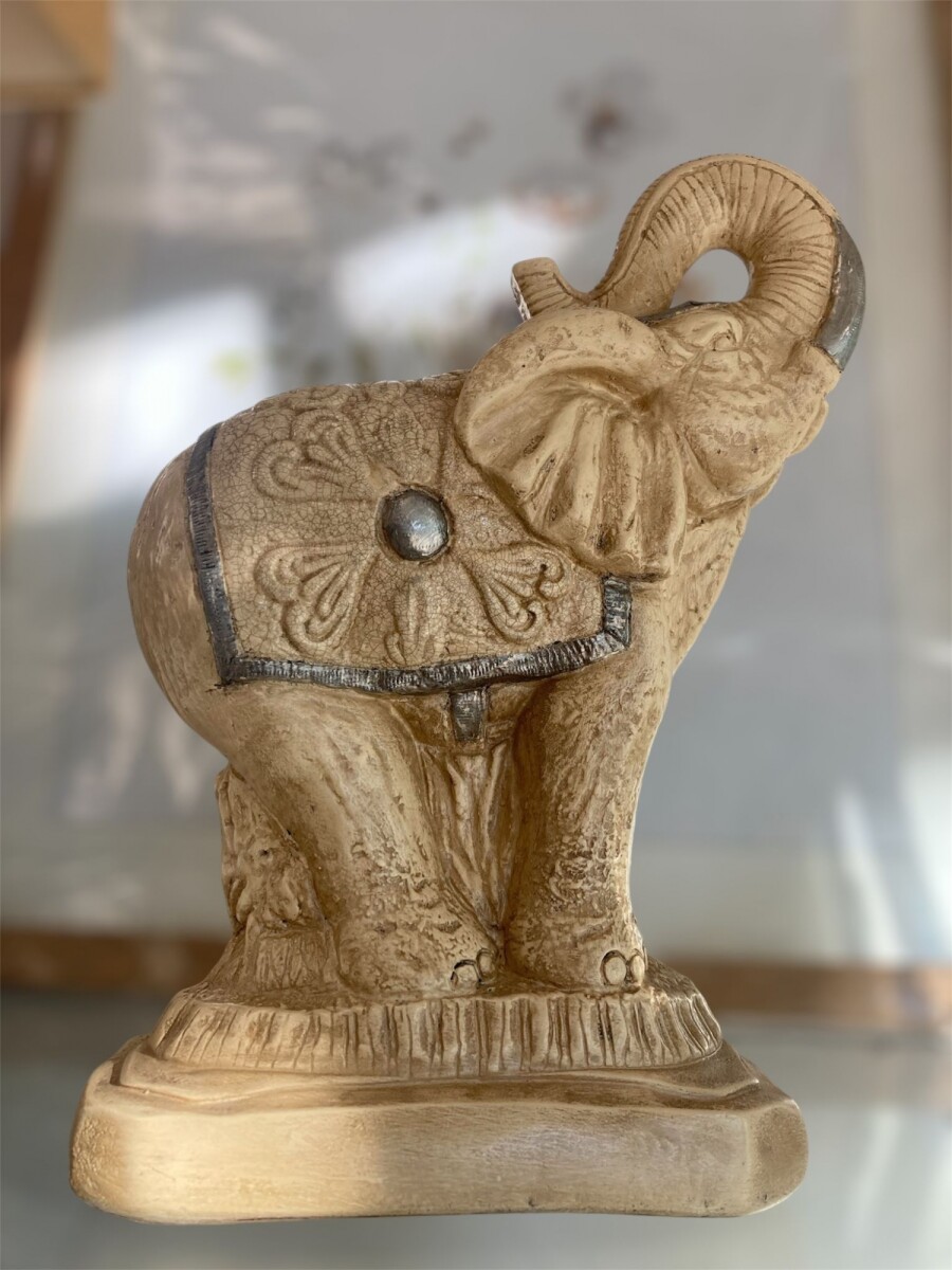 Elefante Labrado en Yeso y Marmolina con Manto 