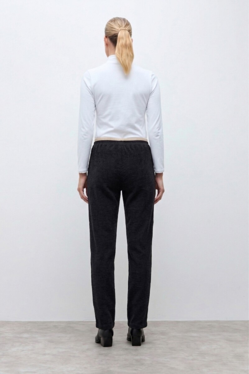 Jogger acanalado con vivo negro