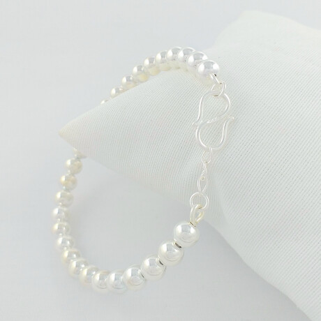 Pulsera de plata 925 con cuentas 6mm, diámetro interno 5,5cm, cierre en S. Pulsera de plata 925 con cuentas 6mm, diámetro interno 5,5cm, cierre en S.