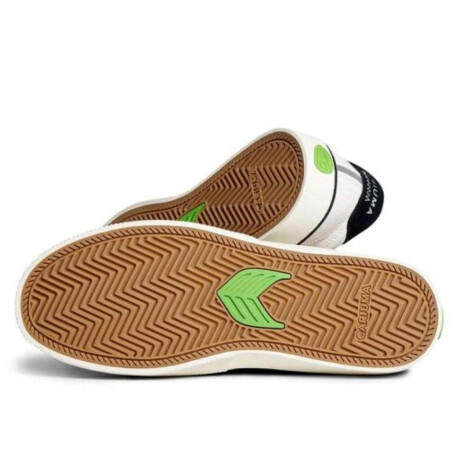 Championes Cariuma Naioca Pro Suede Canvas Blanco