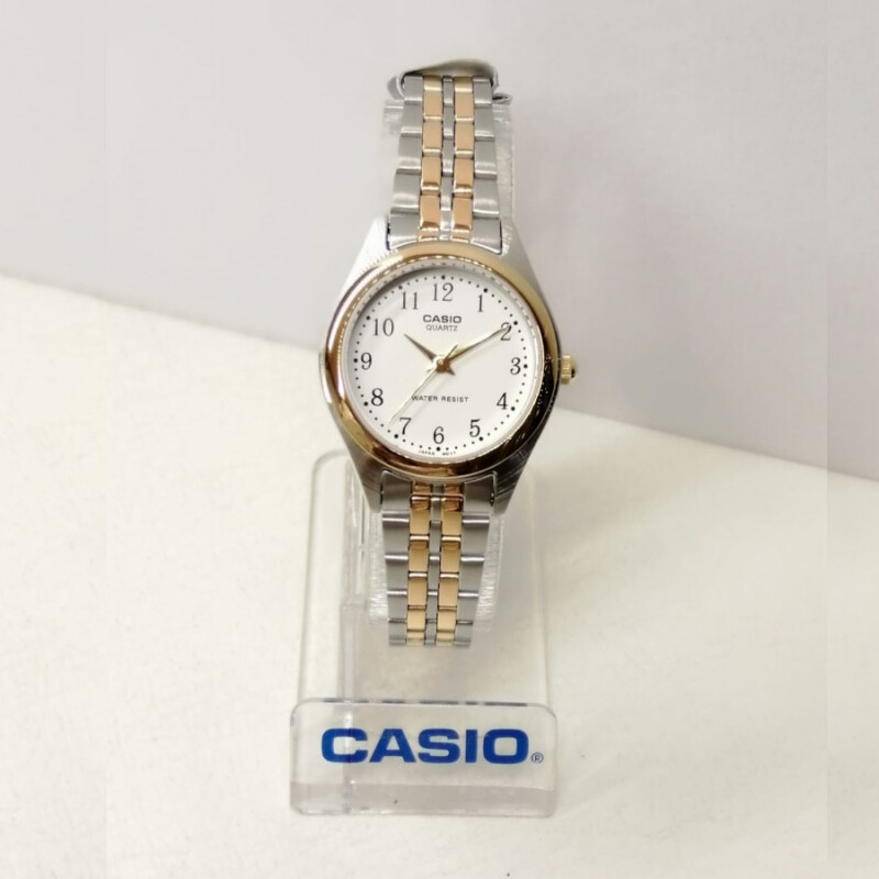 Reloj Casio malla bicolor con dorado. Reloj Casio malla bicolor con dorado.
