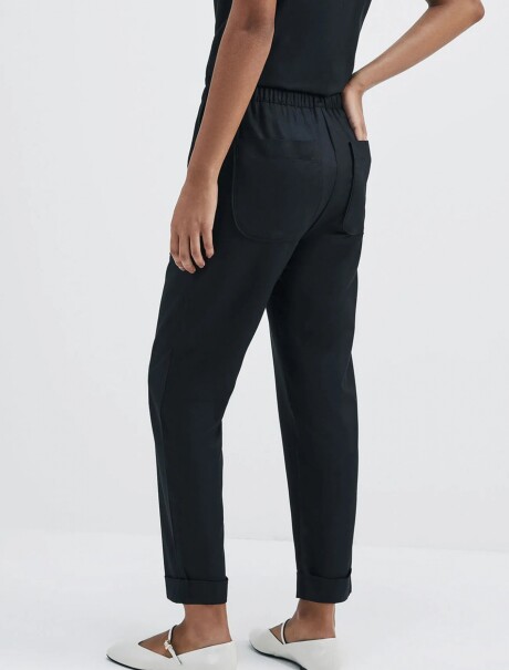 PANTALÓN DE TIRO ALTO CON BOLSILLOS NEGRO