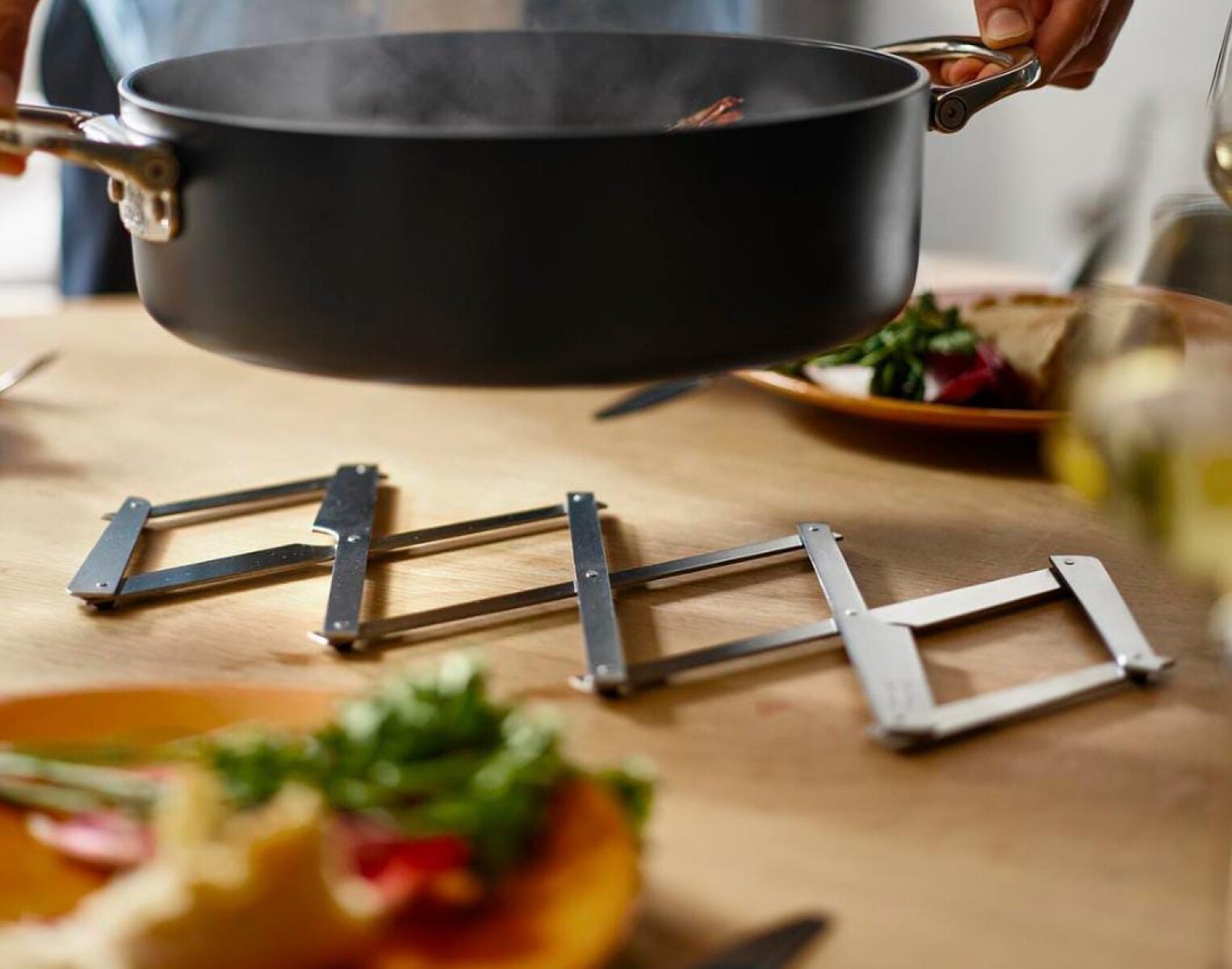 Posafuentes extensible de acero Joseph Joseph - Preventa 