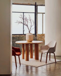 Silla Aleli de chenilla beige y patas de madera maciza de fresno con acabado nogal Silla Aleli de chenilla beige y patas de madera maciza de fresno con acabado nogal