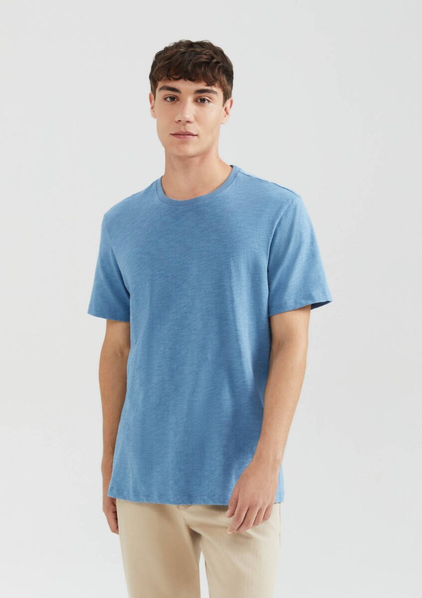 CAMISETA COMFORT EN TELA FLAMÉ - CELESTE 
