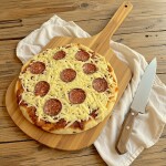 Pizza de Masa Madre con Muzzarella y Peperoni Pizza de Masa Madre con Muzzarella y Peperoni