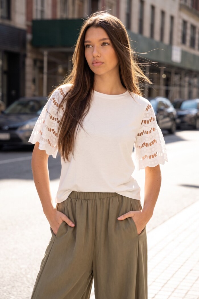 Remera Con Mangas De Encaje Nácar