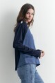 Blusa escote en V bicolor azul marino