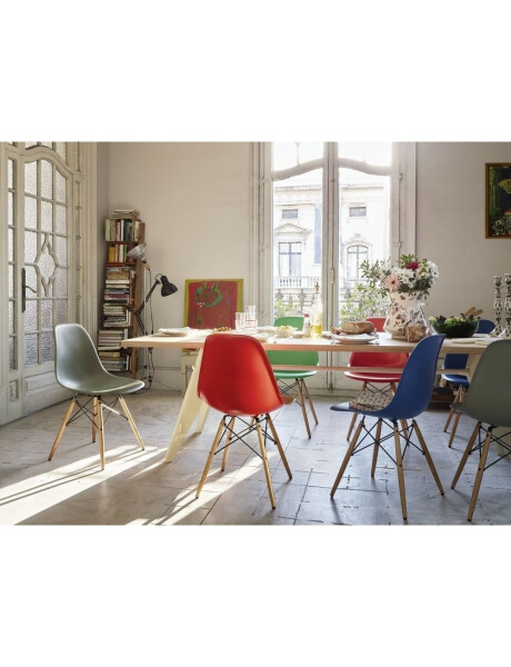 SILLA EAMES COMEDOR CON BASE EN MADERA ROJA SILLA EAMES COMEDOR CON BASE EN MADERA ROJA