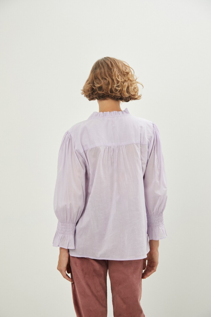 Camisa con volados lila