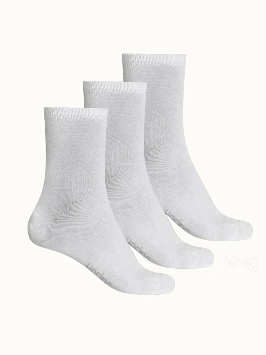 KIT CON TRES PARES DE MEDIAS UNISSEX DE CAÑO MEDIO - BLANCO 