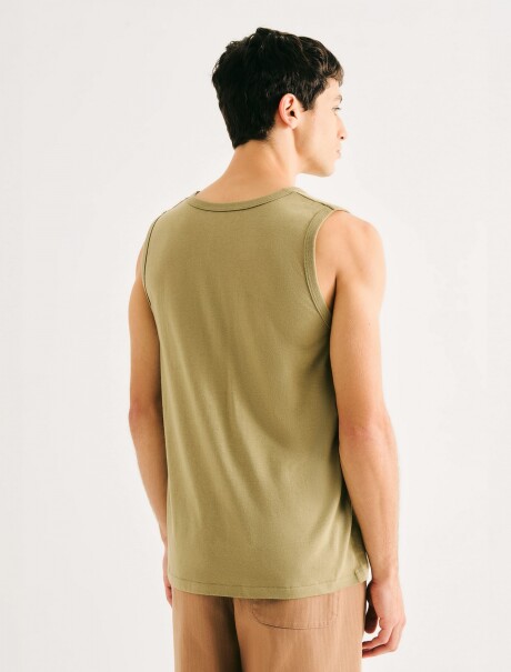 MUSCULOSA BÁSICA CON ESTAMPA BEIGE