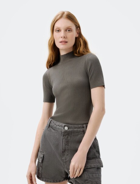 BLUSA TEJIDA CON CUELLO GRIS