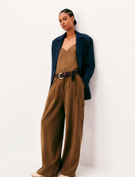 BLUSA CON DESCOTE MARRÓN