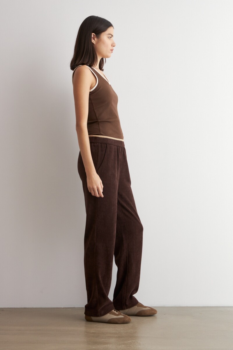 Jogger acanalado con vivo chocolate