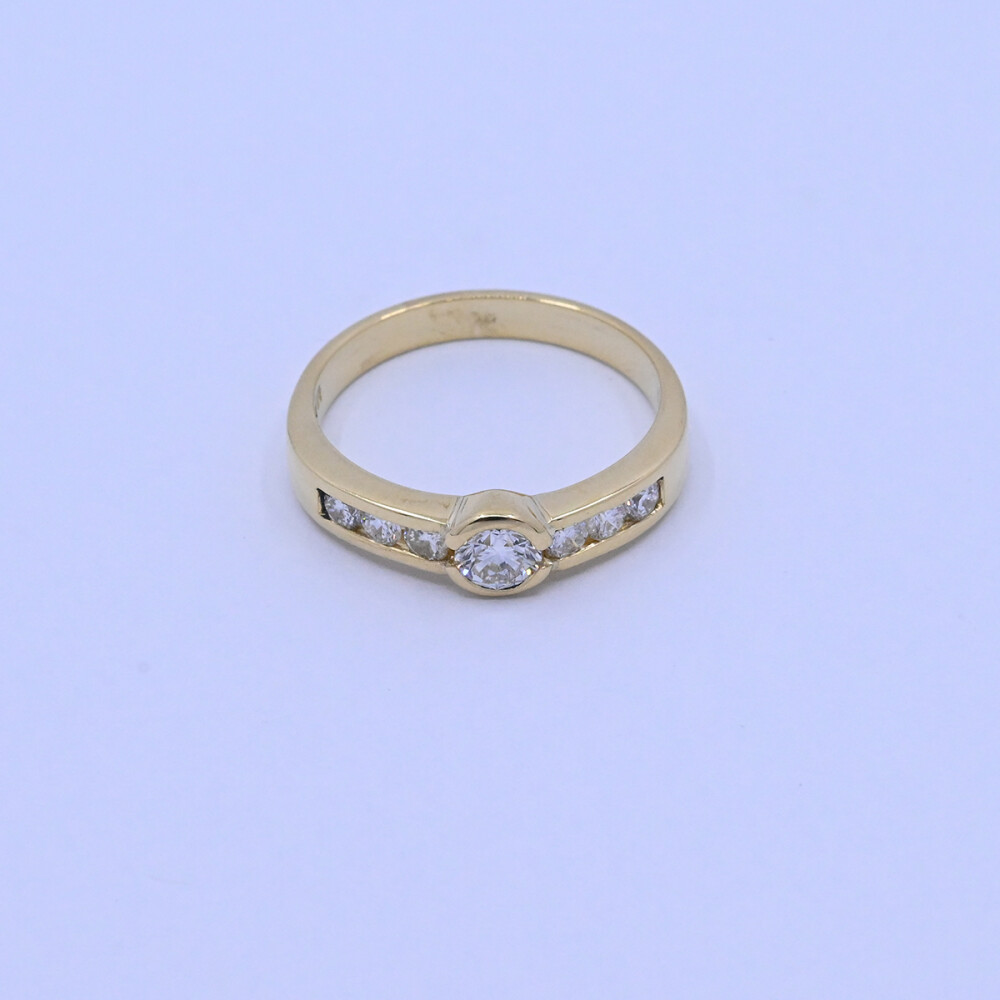 Anillo oro 18k y brillantes. Anillo oro 18k y brillantes.