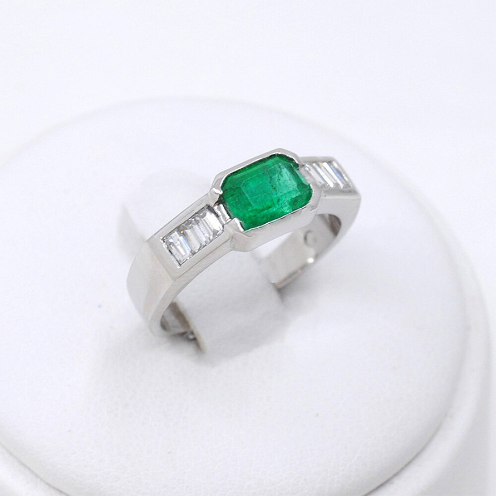 Anillo En Platino, Brillantes Y Esmeralda Anillo En Platino, Brillantes Y Esmeralda