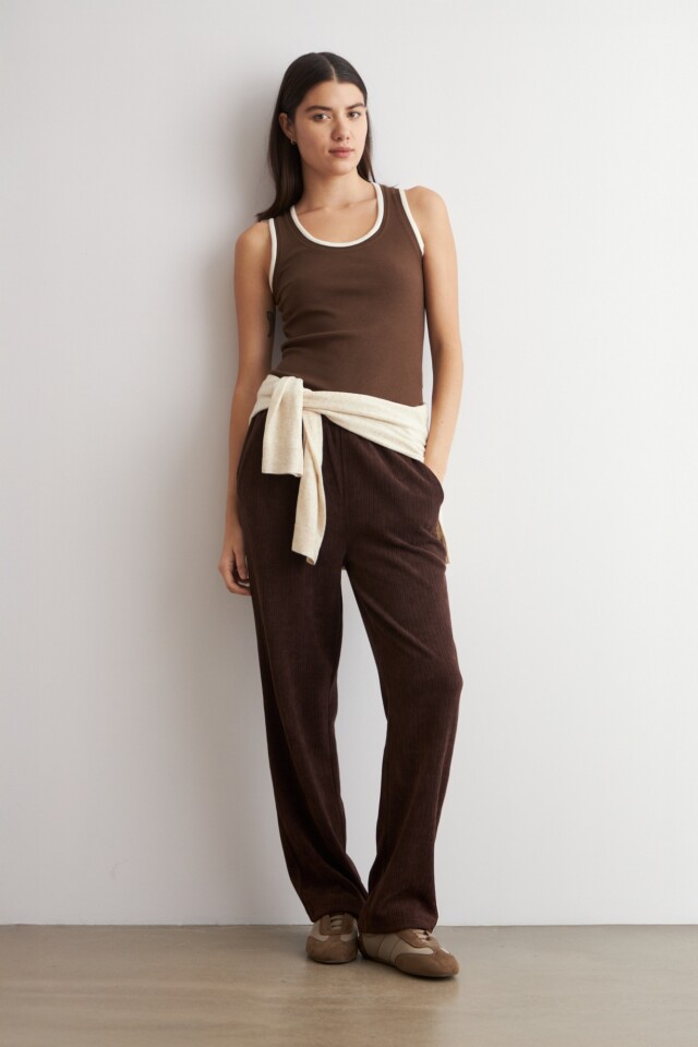 Jogger acanalado con vivo chocolate