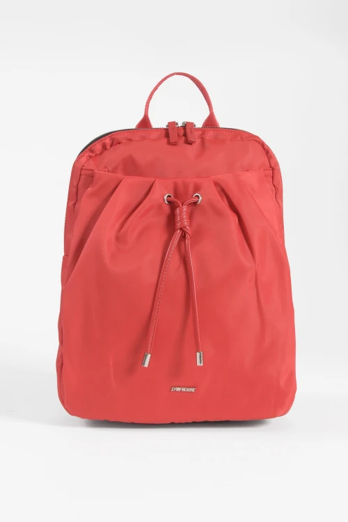 Mochila con cordón y bolsillo rojo