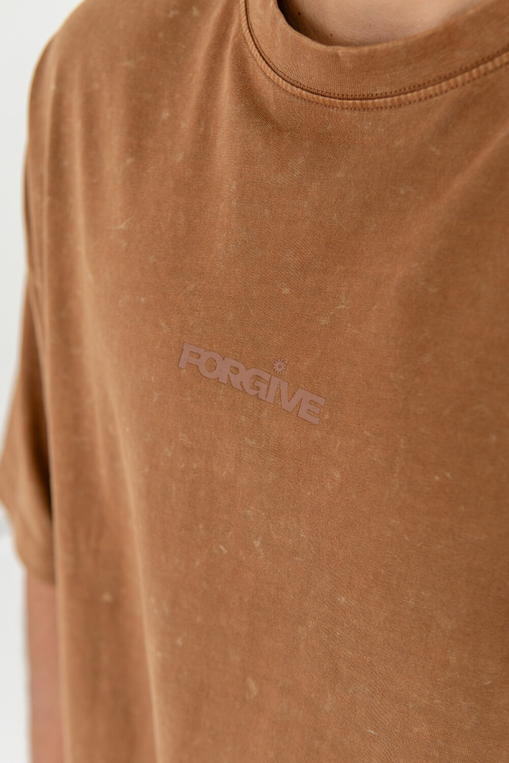 Remera Pulau Forgive Marrón