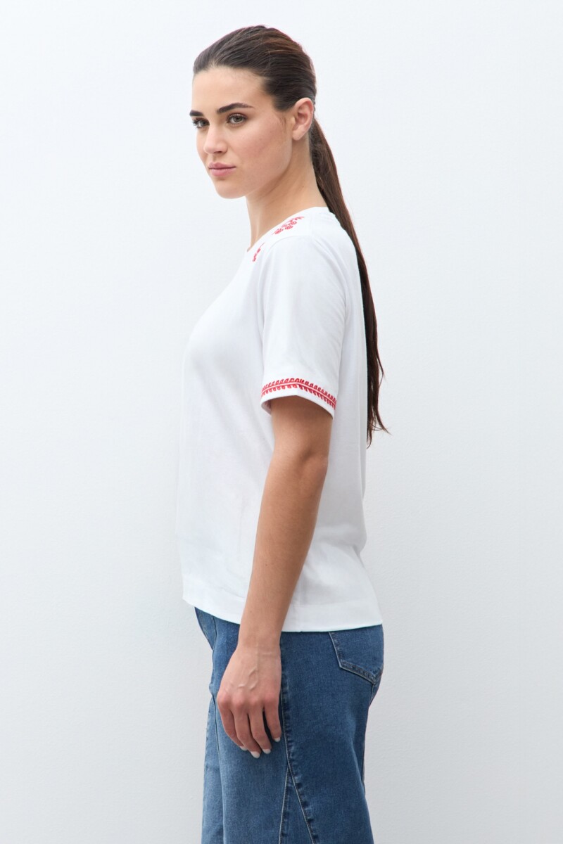 Remera con bordado boho blanco