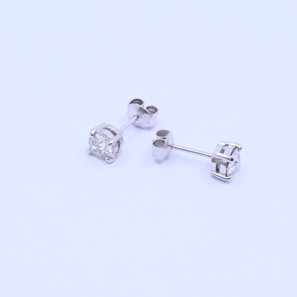 Caravanas oro 18k blanco y brillantes engarce 4 puntas. Caravanas oro 18k blanco y brillantes engarce 4 puntas.