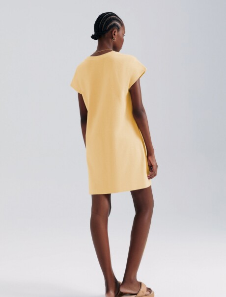 VESTIDO BÁSICO MANGA CORTA CON BOLSILLO AMARILLO