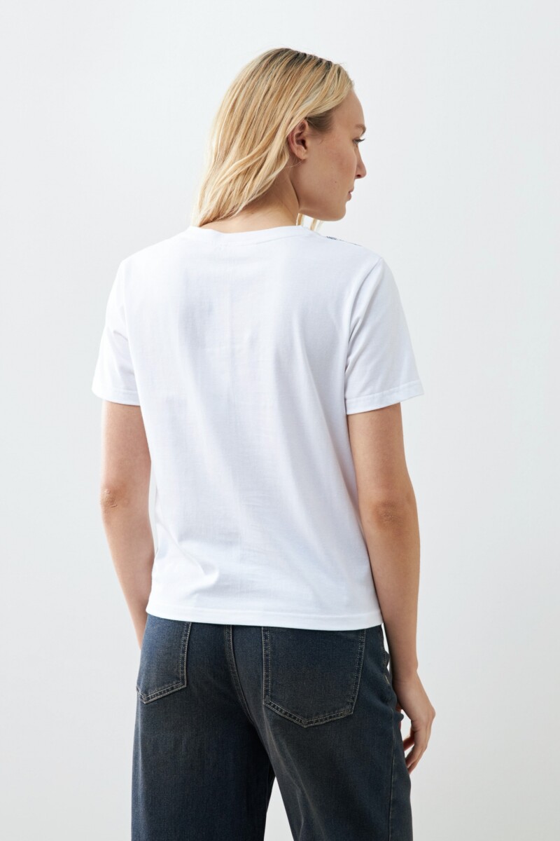Remera con bordado paisley blanco