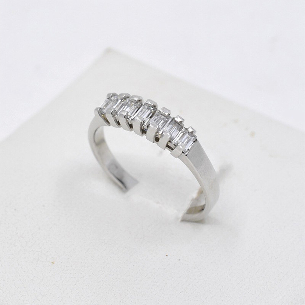 Anillo En Platino Con Brillantes Baguette Anillo En Platino Con Brillantes Baguette