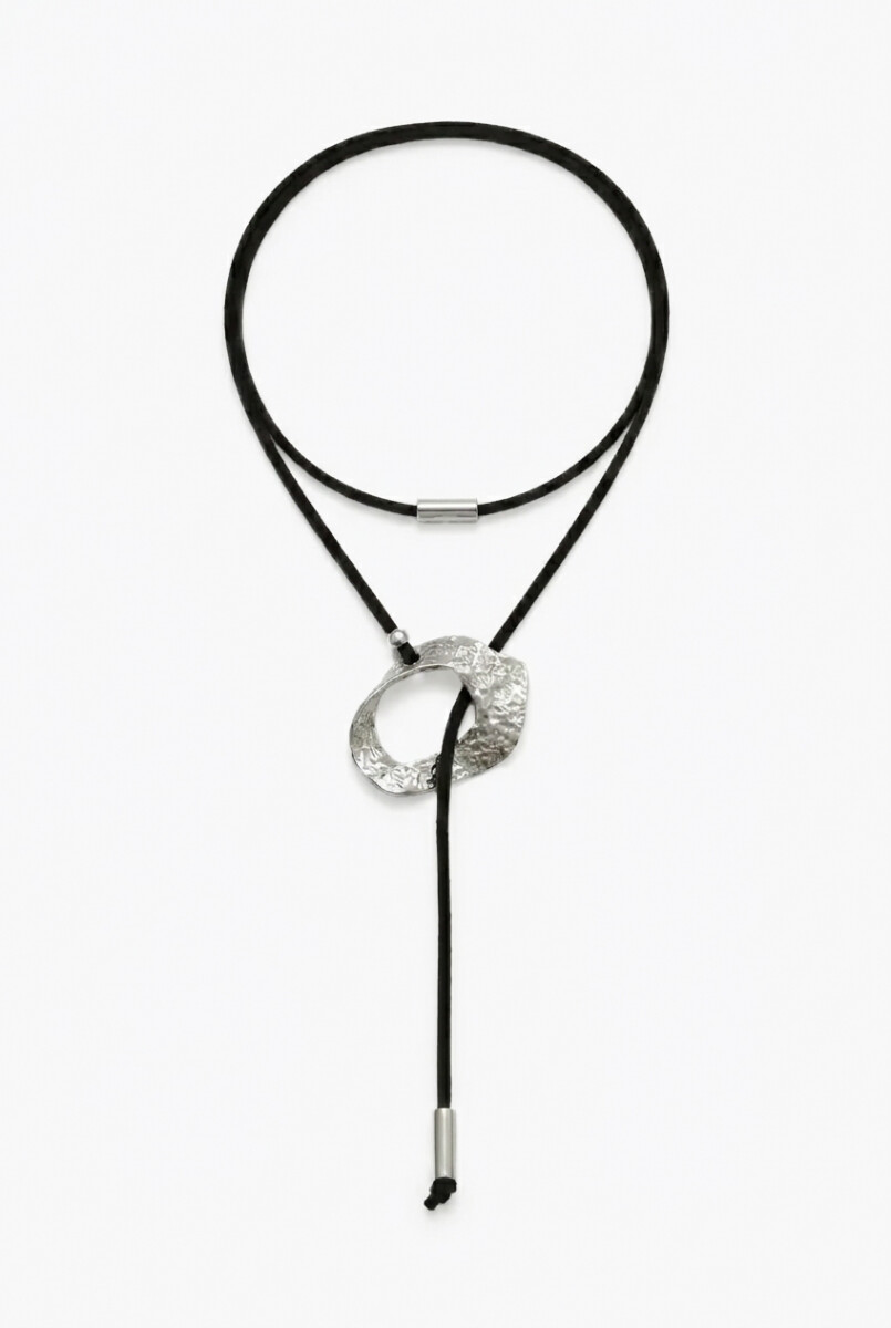 Collar con cordon y dijes de acero - plateado 
